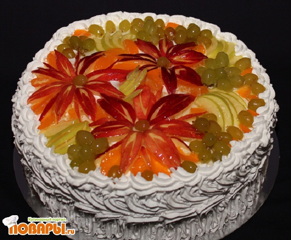 Тортик с фруктами в желе и взбитыми сливками